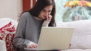 WOMAN,COMPUTER,HOME,WORRIED