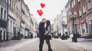 COUPLE WITH RED BALOONS