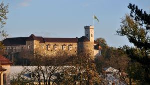 WEB3-LJUBLJANA-CASTLE-SLOVENIA-FLAG-DRUŽINA