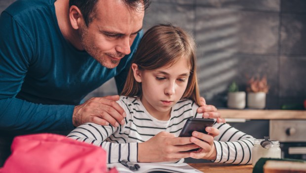 DAD,DAUGHTER,PHONE