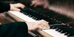 Neverjetna pianistka: pri 107 letih še vedno igra klavir in snema albume