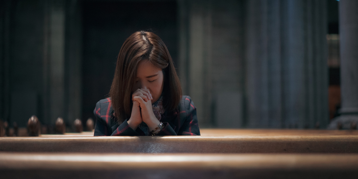 WOMAN,PRAYING,MASS