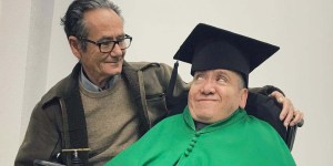 Oče, ki je dan za dnem na predavanja spremljal svojega invalidnega sina