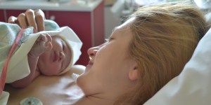 Da bi rešila sinovo življenje, je v nosečnosti odklonila zdravljenje raka