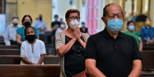 Pokoronske cerkve: v kropilnikih razkužilo, zapečatene klopi, vernikov še manj kot prej
