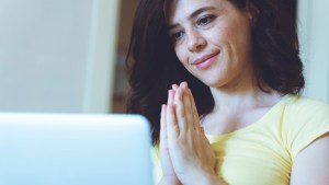 woman pray internet