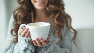 WEB3-DRINK-HOT-WOMAN-WINTER-COLD-RECIPIE-SHUTTERSTOCK.jpg