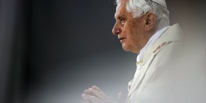 Umrl je zaslužni papež Benedikt XVI.