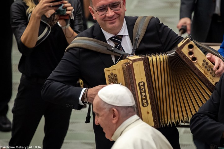 Slovenska harmonika za papeža Frančiška