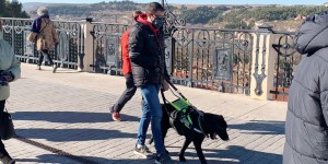 Alberto, oslepel in brez rok, pravi, da je pes vodnik &#8220;najboljše darilo&#8221;