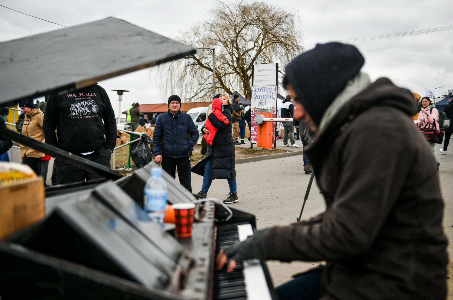 Pianista Davide Martello codziennie gra na przejściu granicznym w Medyce
