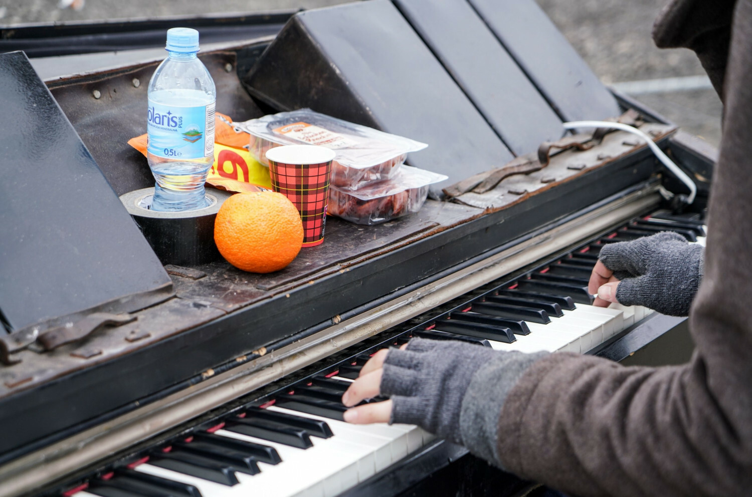 Pianista Davide Martello codziennie gra na przejściu granicznym w Medyce