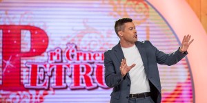 Hudomušni voditelj, ki ga mali sin posnema, se dere v mikrofon in ponavlja njegove &#8220;fore&#8221;