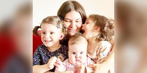 Mama treh hčerk s posebnimi potrebami: &#8220;Ne verjamem v Boga, ki pošilja bolezen&#8221;
