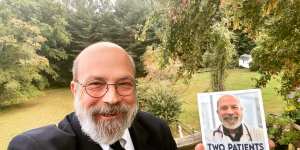 Splav se mu je zdel odlična zdravstvena oskrba za ženske, nato pa je spoznal, da pravzaprav oskrbuje &#8220;dva pacienta&#8221;