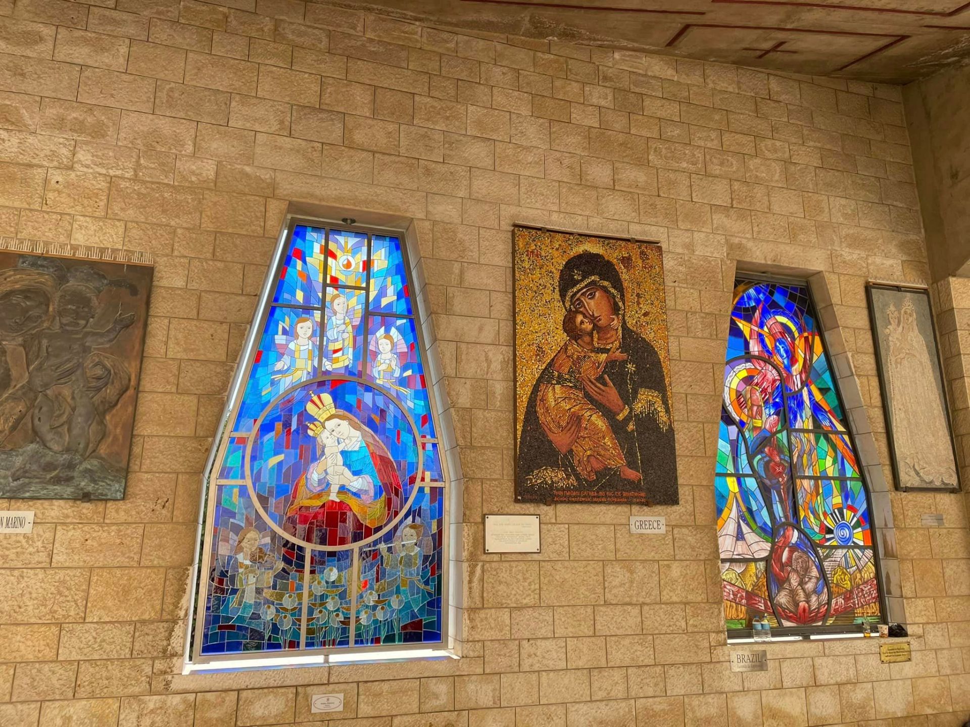 Vitraj Marije Pomagaj