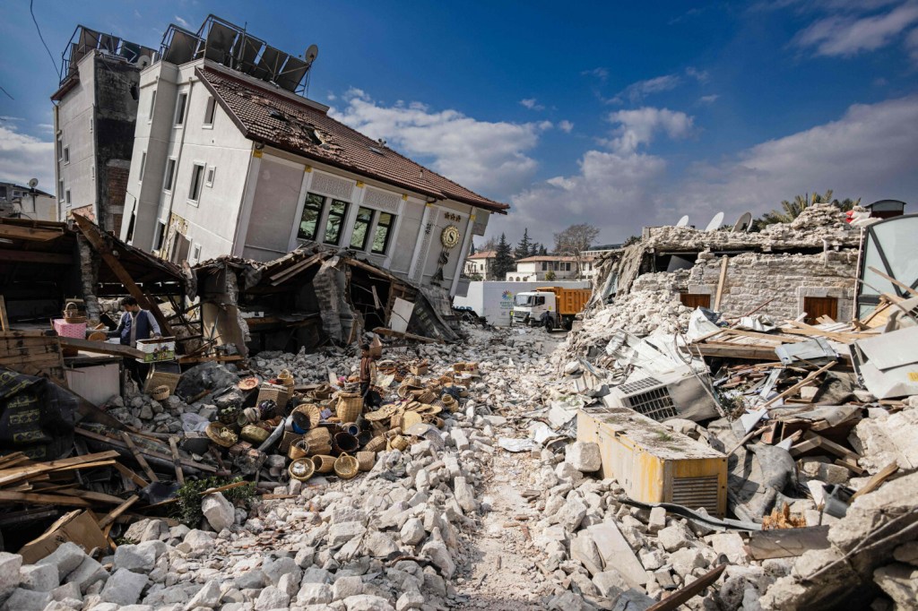 Skutki trzęsienia ziemi w tureckim mieście Antakya (Antiochia)