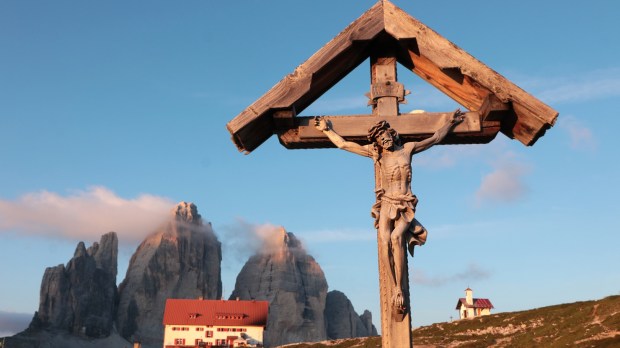 Krucyfiks przy szlaku we włoskich Dolomitach