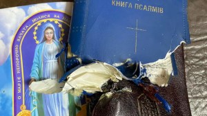 Przestrzelone Pismo Święte ukraińskiego żołnierza