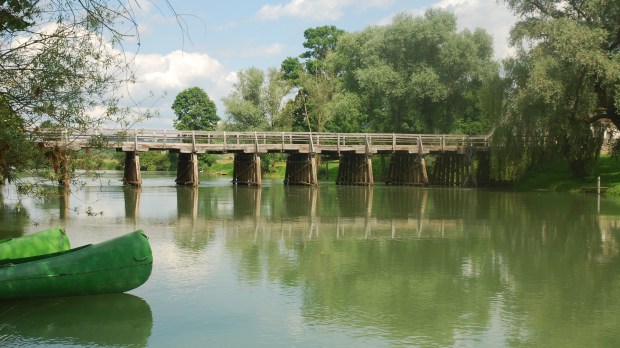 Leseni most na severni strani Kostanjevice na Krki.