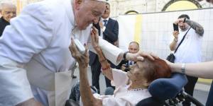 Ganljivo srečanje papeža Frančiška z gospo, ki ima kar 111 let