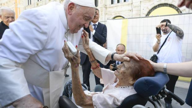 Before the celebration of the Holy Mass in Piazza Unità d'Italia, the Pope met Mrs. Maria, 111 years old, resident in Trieste, with whom he exchanged a brief greeting. The Pontiff gave her a rosary and blessed her.