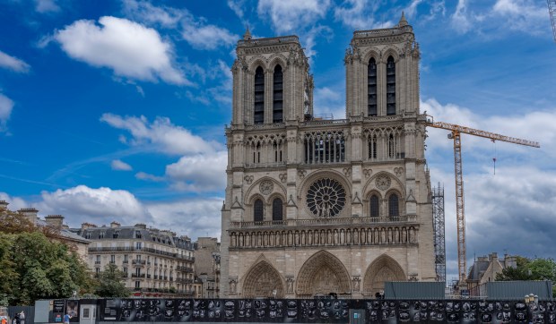 Corner Hero Image - Končno obnovljena pariška katedrala Notre Dame. Oglejte si njeno notranjost